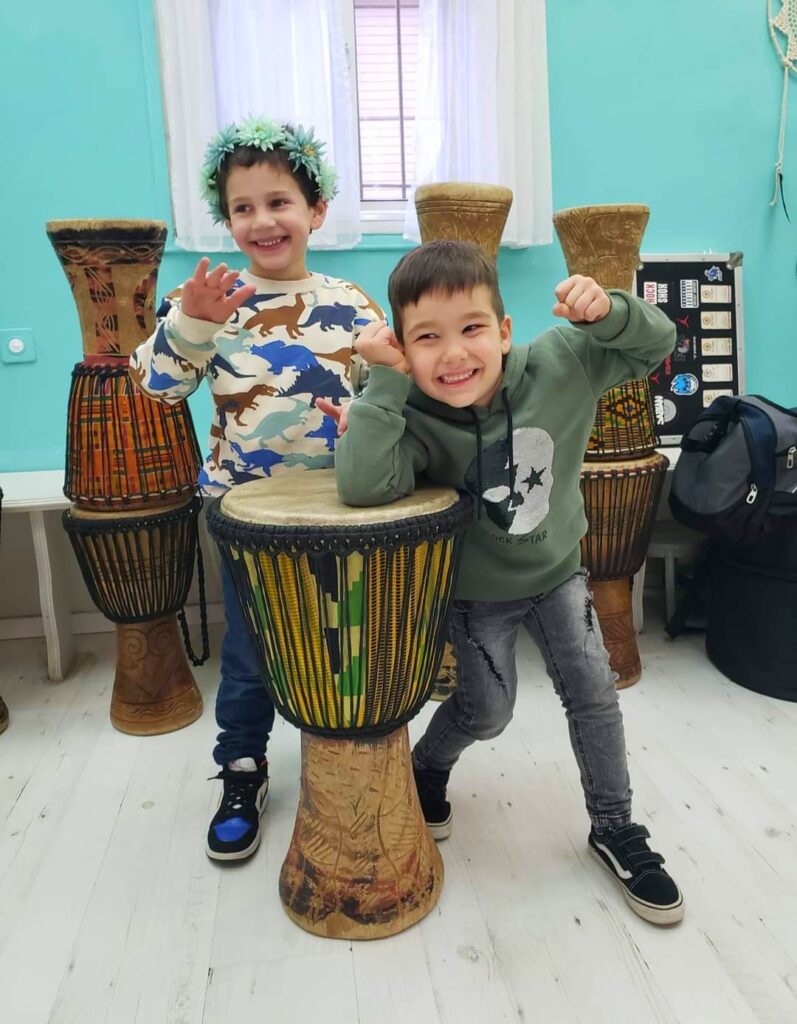 הפעלות לגני ילדים עם ערך מוסף של בובינגה- צילום של 2 ילדים מתופפים ביחד על תוף